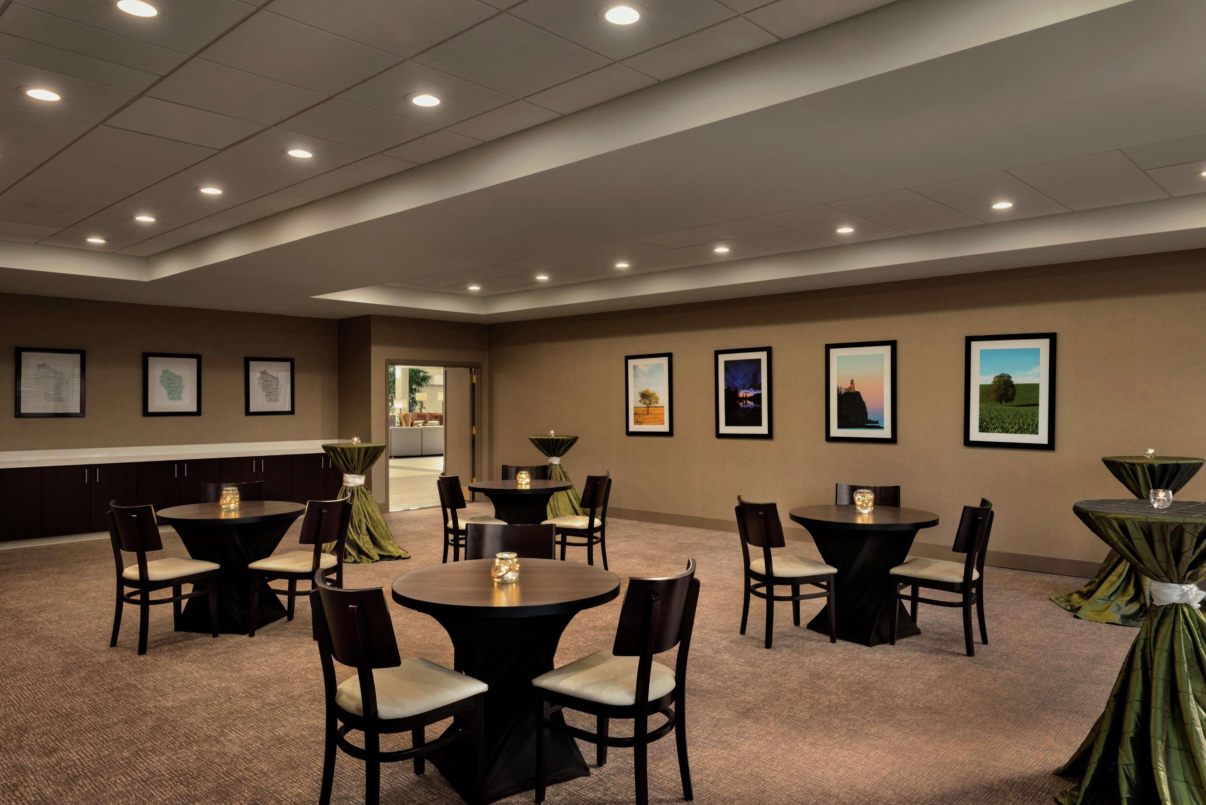 Embassy Suites By Hilton Milwaukee Brookfield Exterior photo
