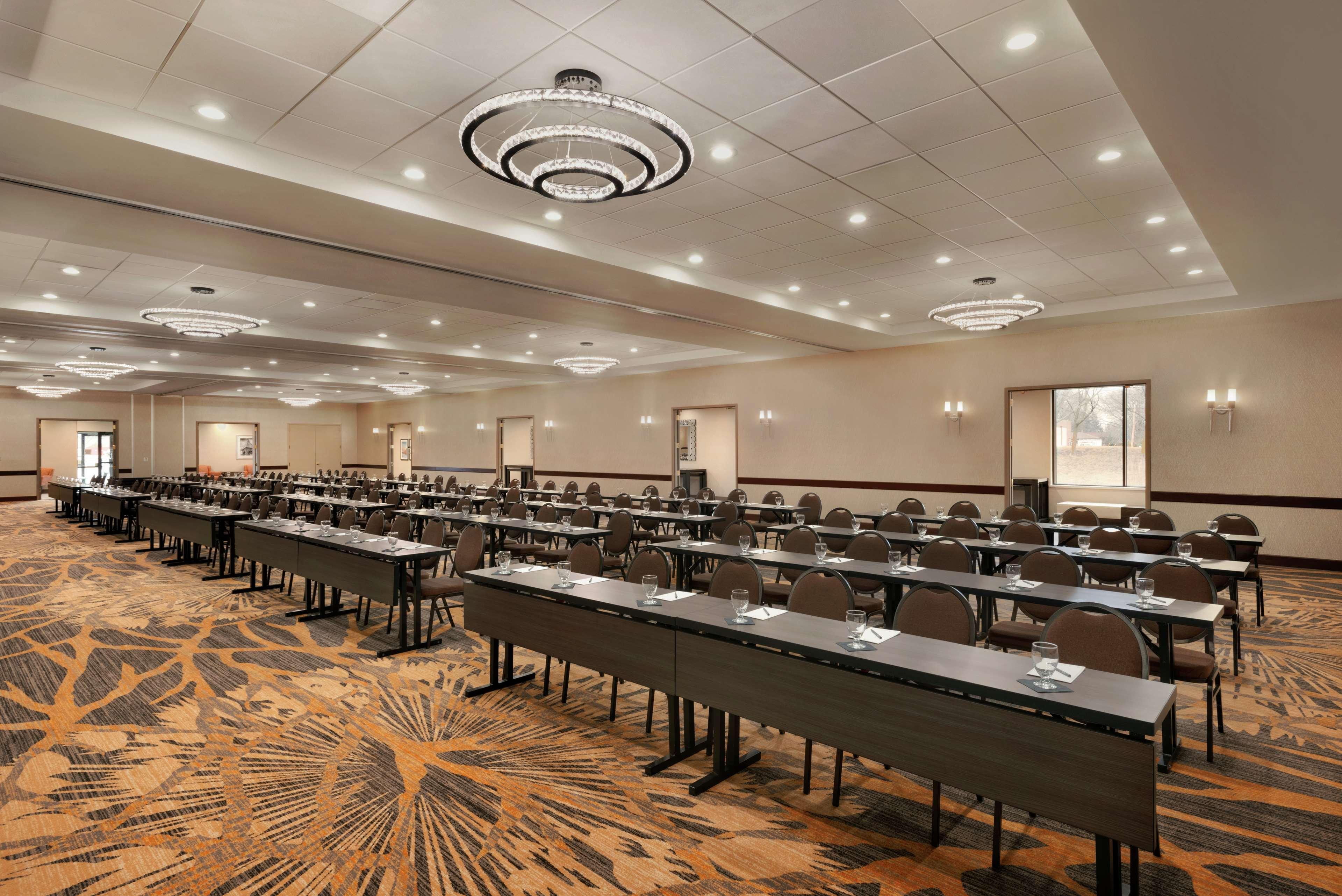 Embassy Suites By Hilton Milwaukee Brookfield Exterior photo