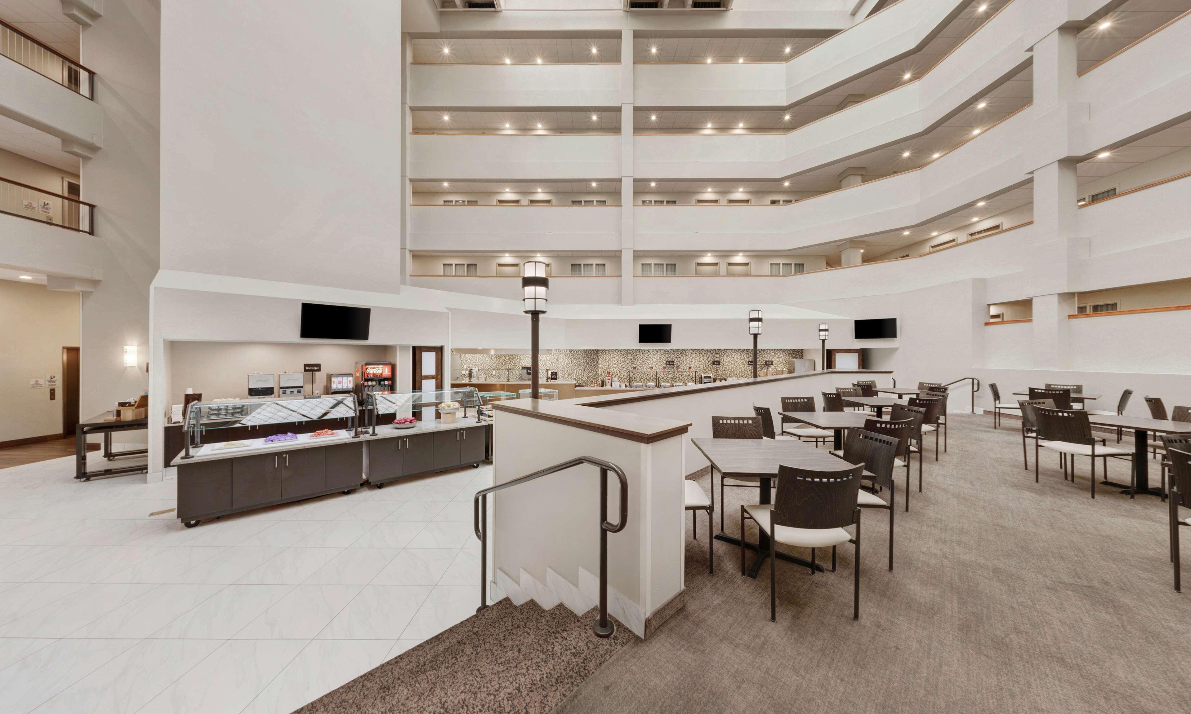 Embassy Suites By Hilton Milwaukee Brookfield Exterior photo