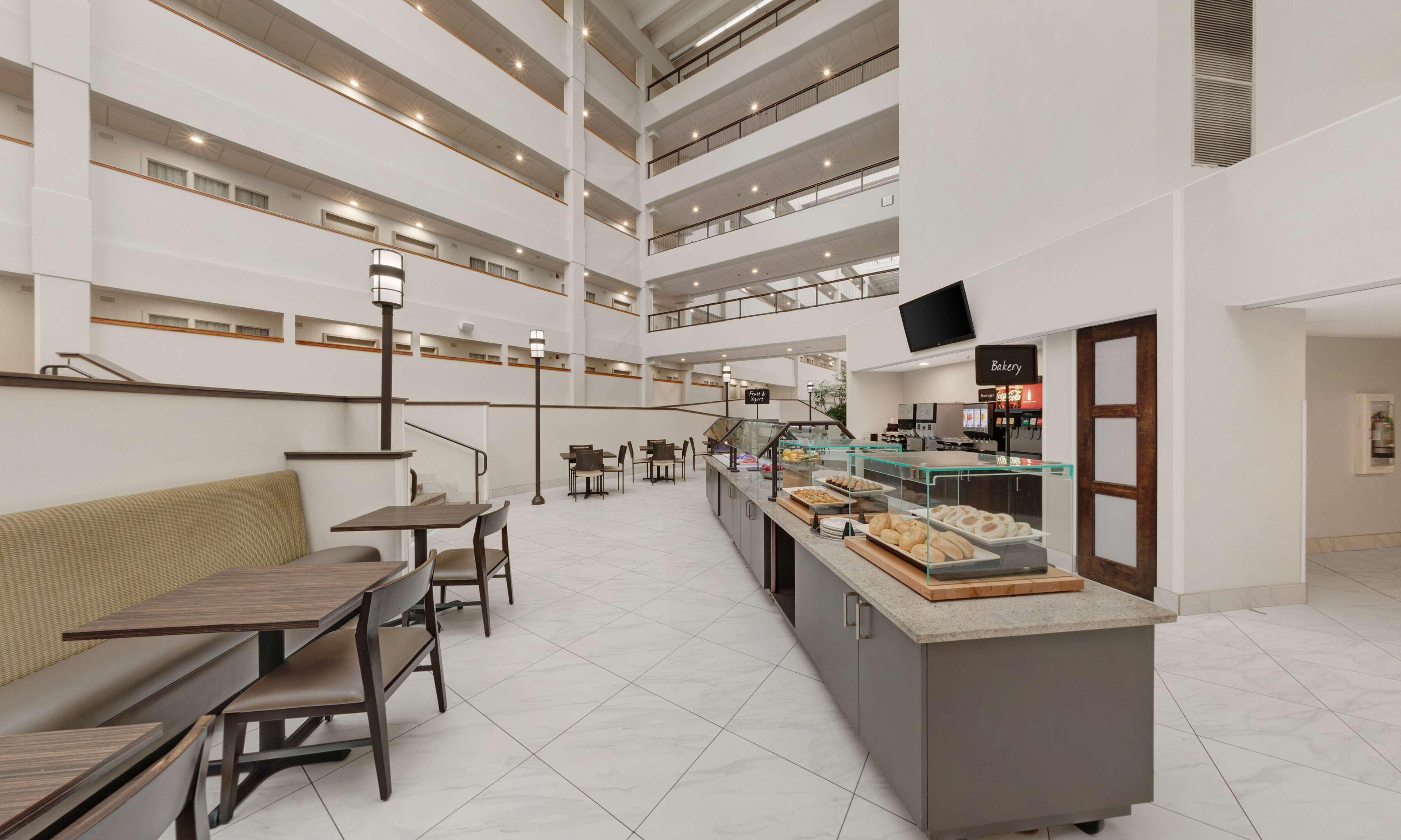 Embassy Suites By Hilton Milwaukee Brookfield Exterior photo