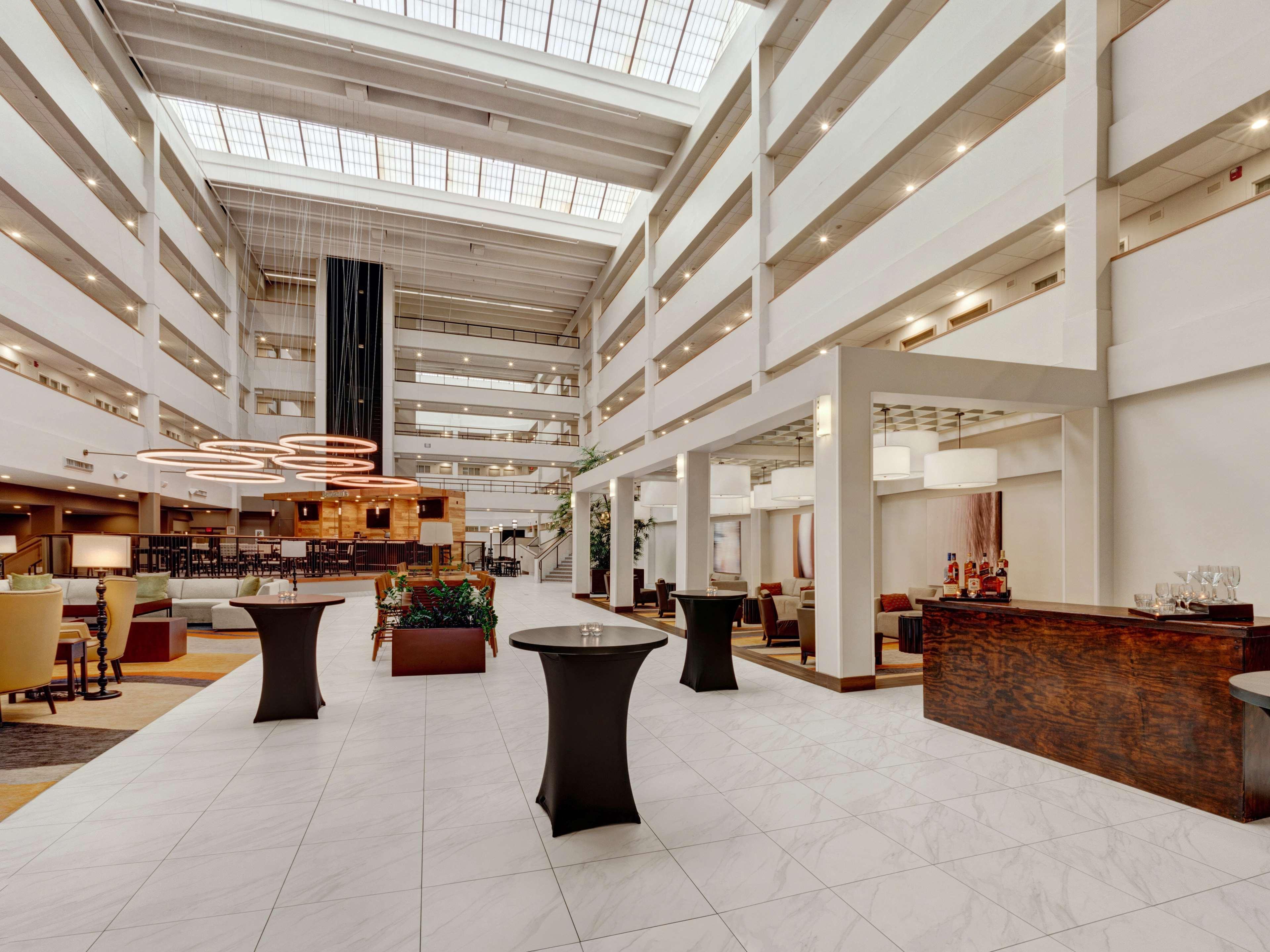 Embassy Suites By Hilton Milwaukee Brookfield Exterior photo