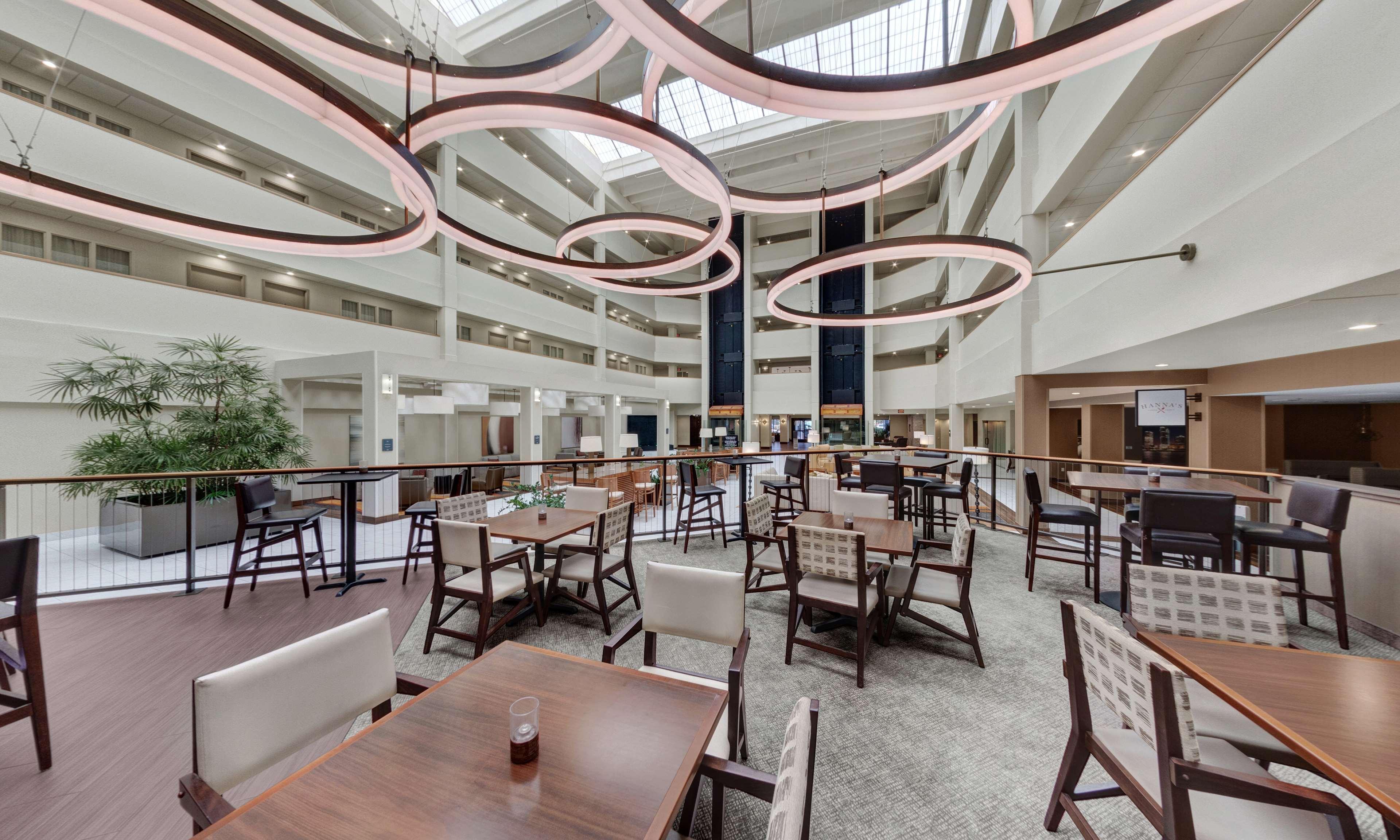 Embassy Suites By Hilton Milwaukee Brookfield Exterior photo