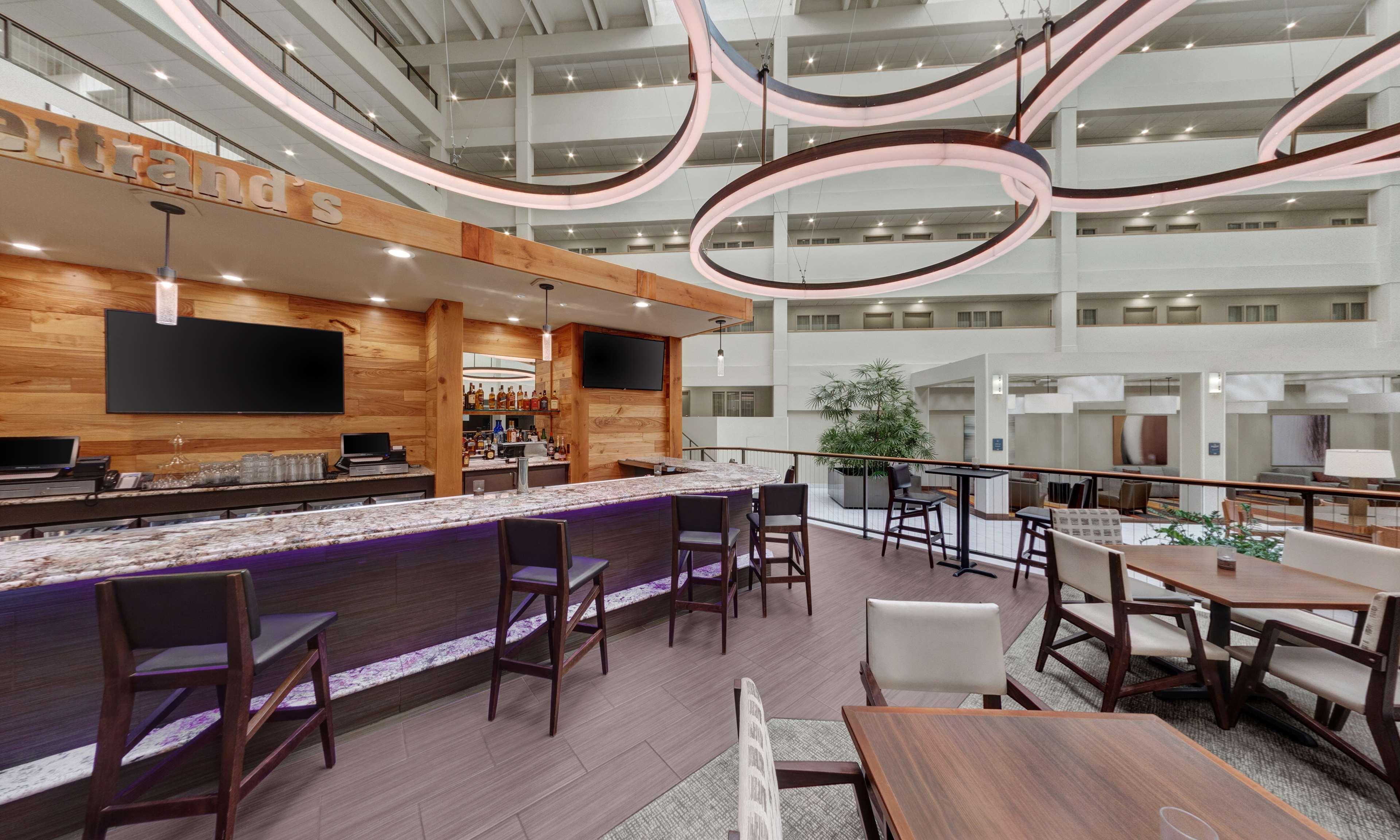 Embassy Suites By Hilton Milwaukee Brookfield Exterior photo