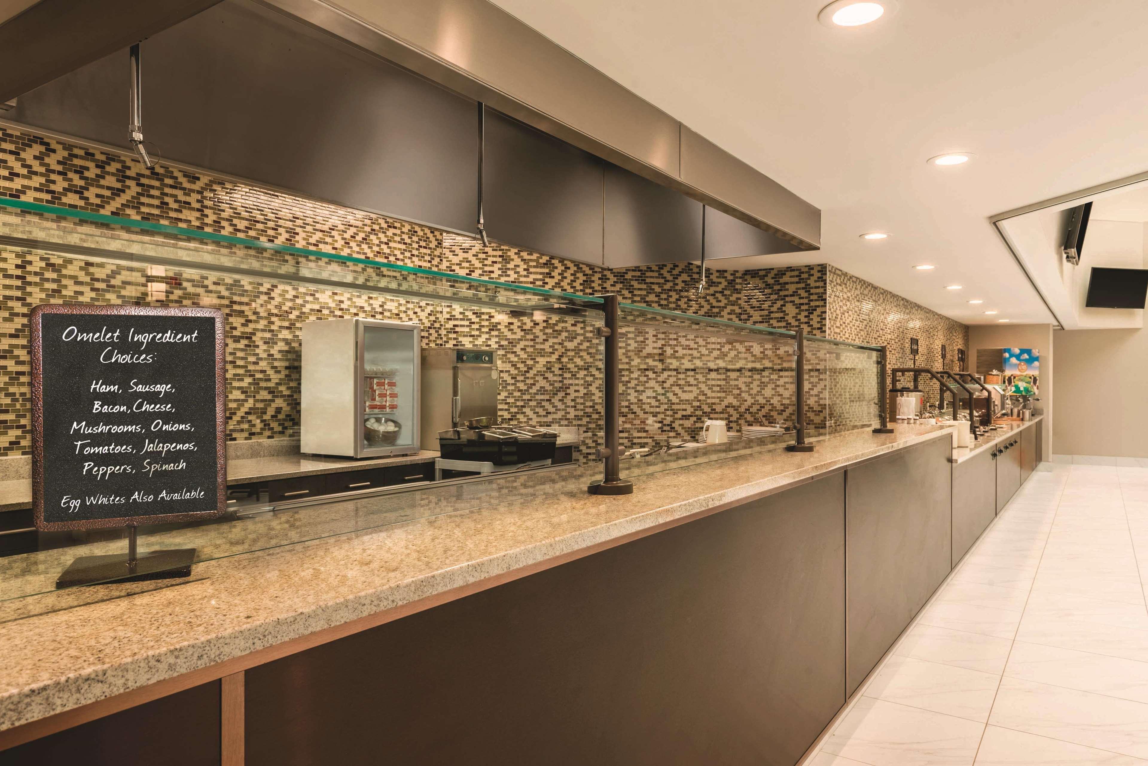 Embassy Suites By Hilton Milwaukee Brookfield Exterior photo