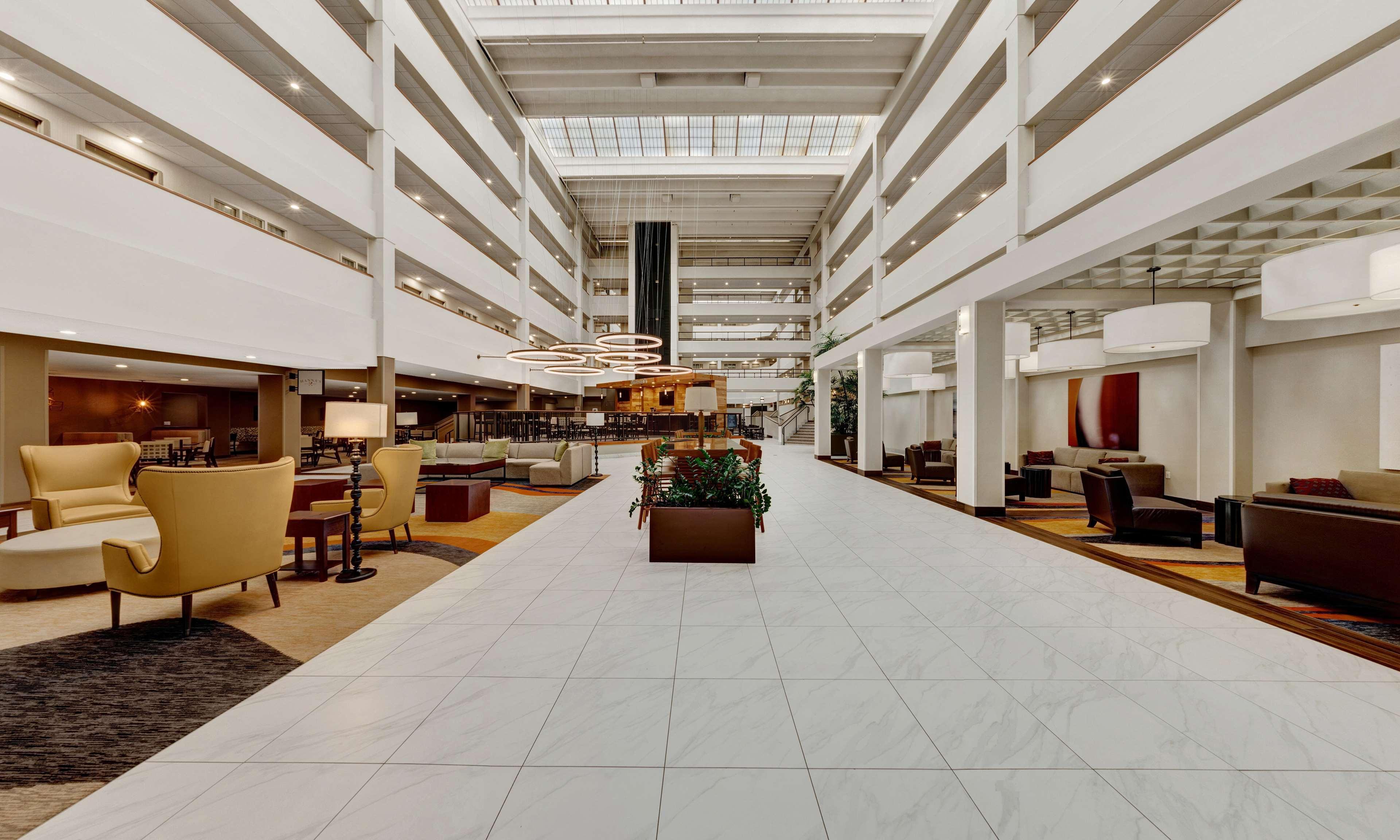 Embassy Suites By Hilton Milwaukee Brookfield Exterior photo