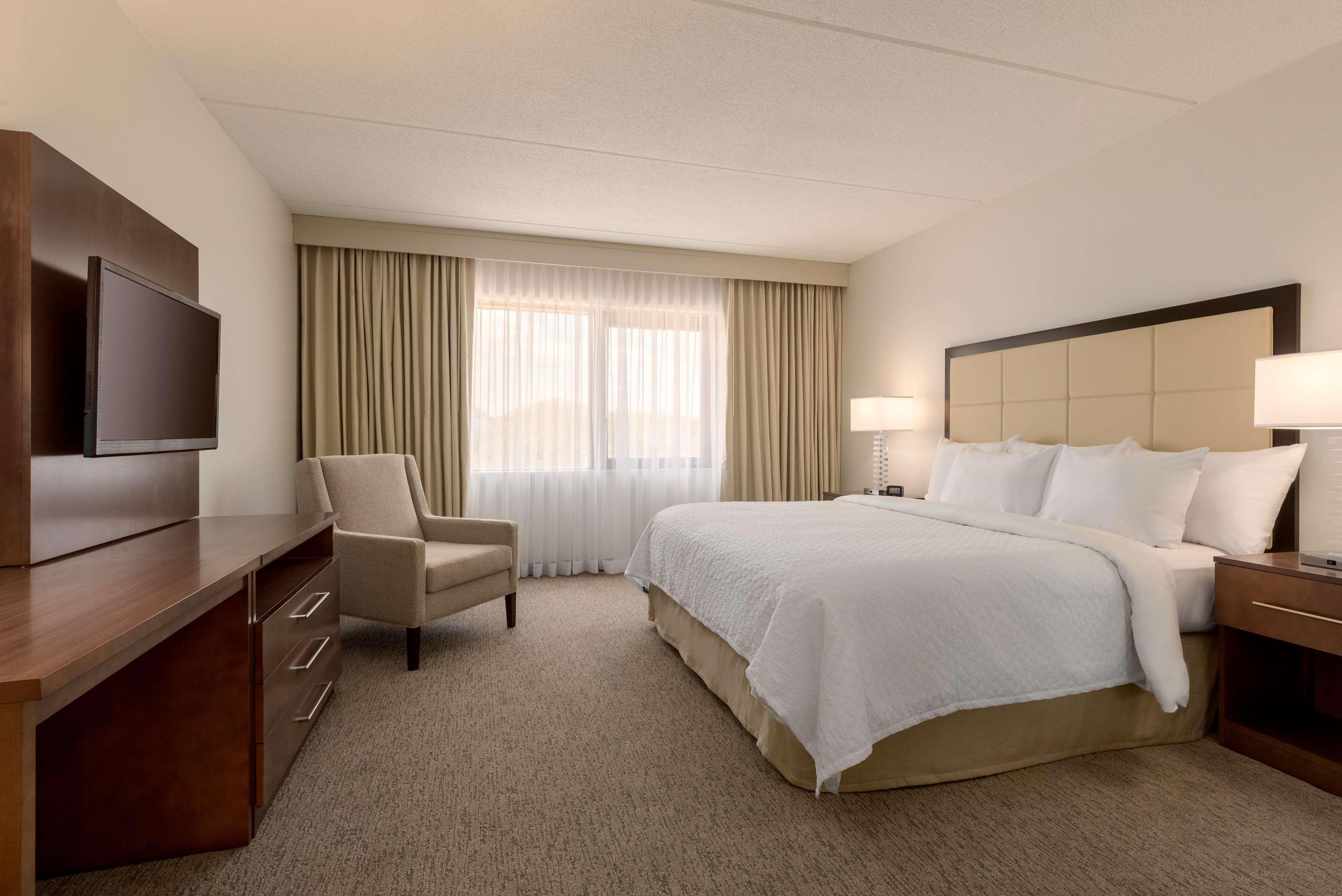 Embassy Suites By Hilton Milwaukee Brookfield Exterior photo