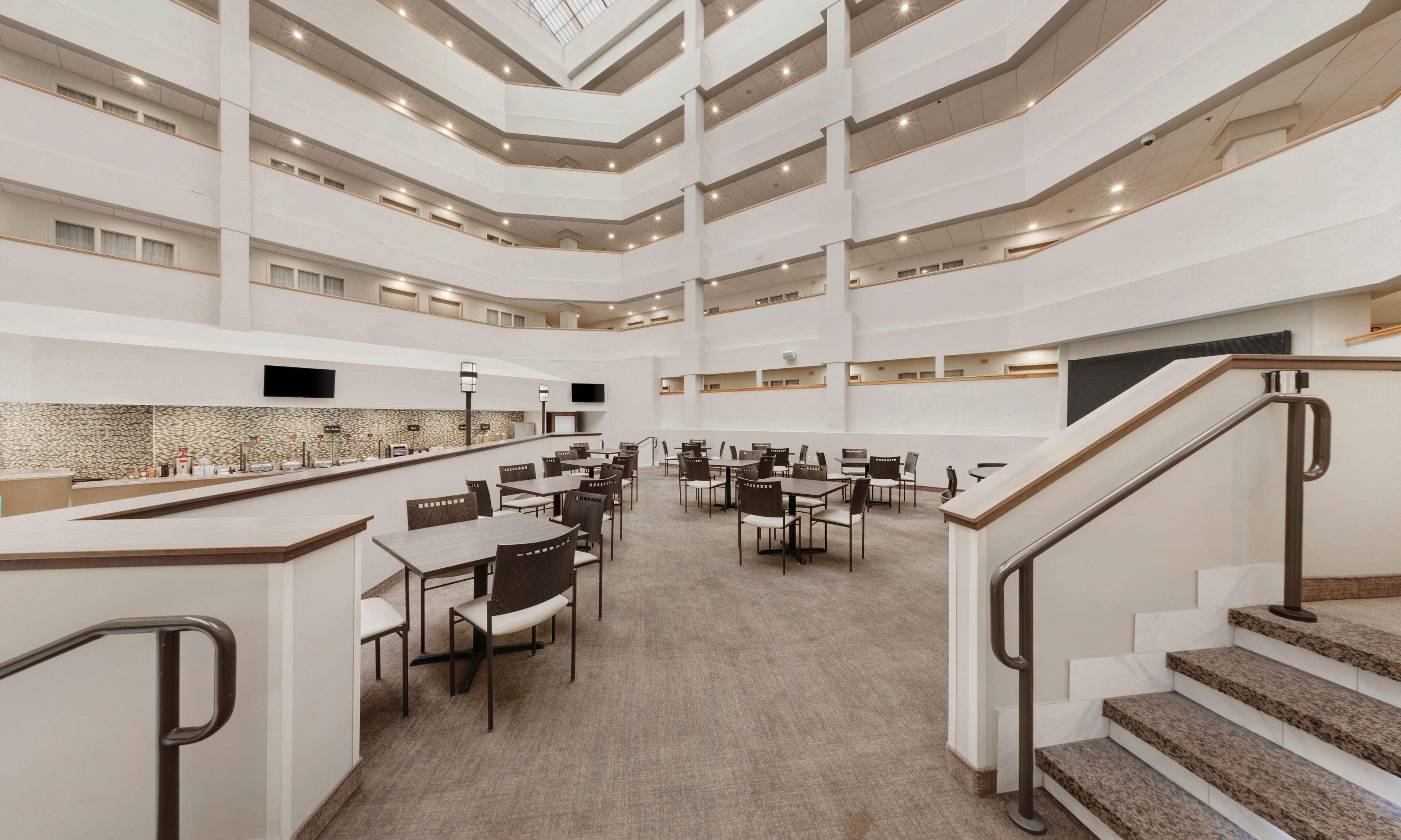 Embassy Suites By Hilton Milwaukee Brookfield Exterior photo