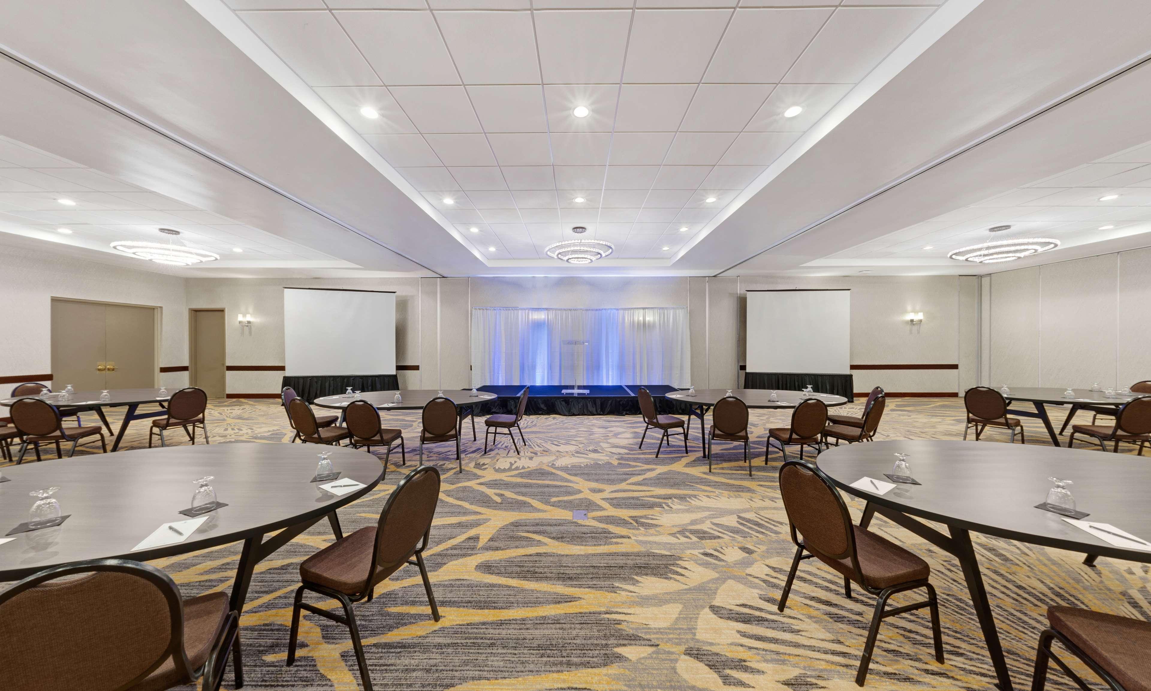Embassy Suites By Hilton Milwaukee Brookfield Exterior photo