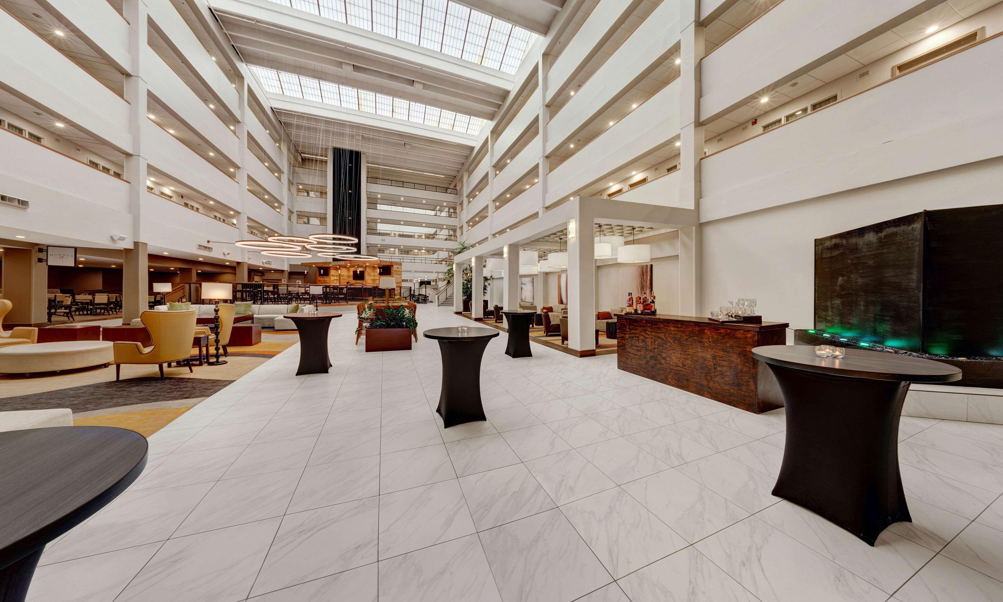 Embassy Suites By Hilton Milwaukee Brookfield Exterior photo