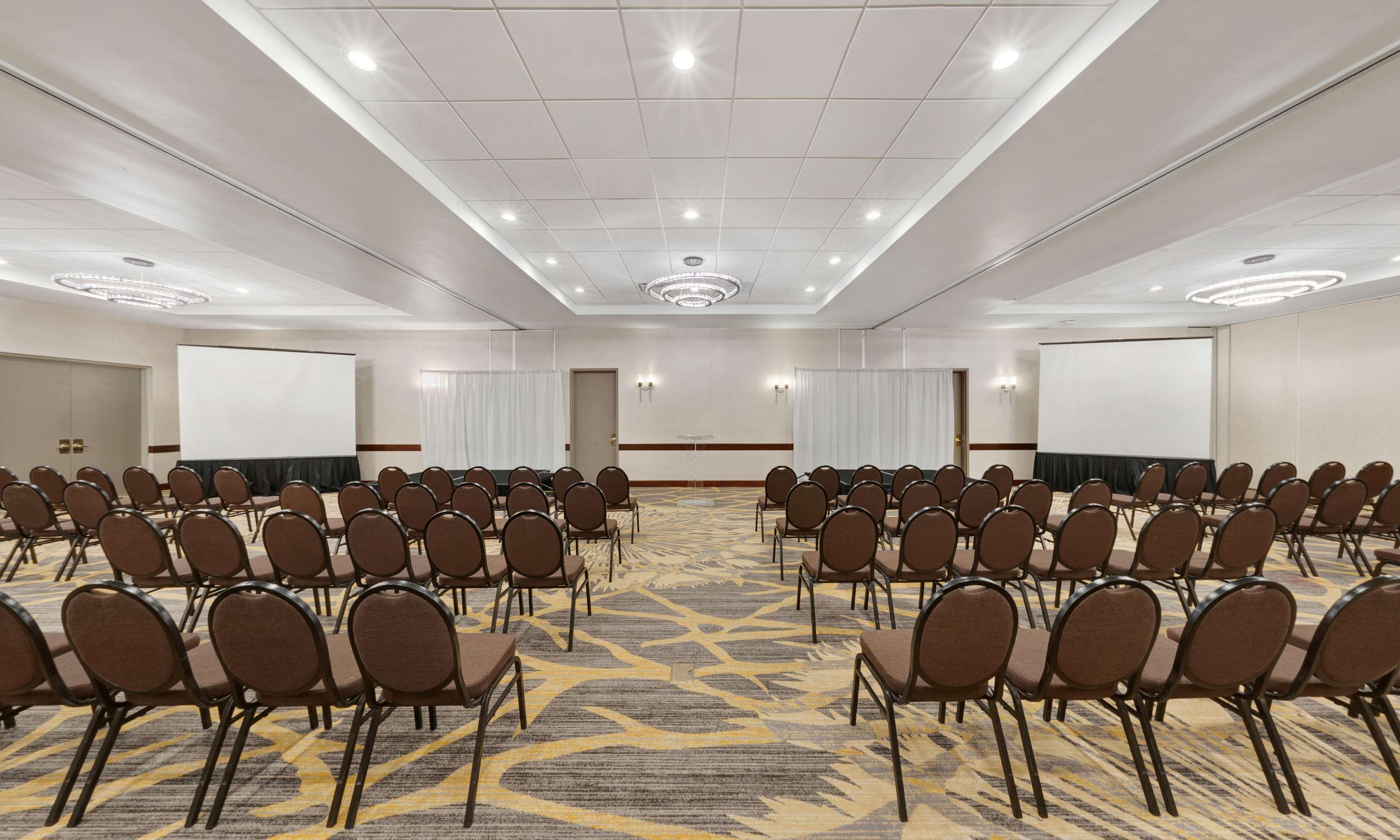 Embassy Suites By Hilton Milwaukee Brookfield Exterior photo