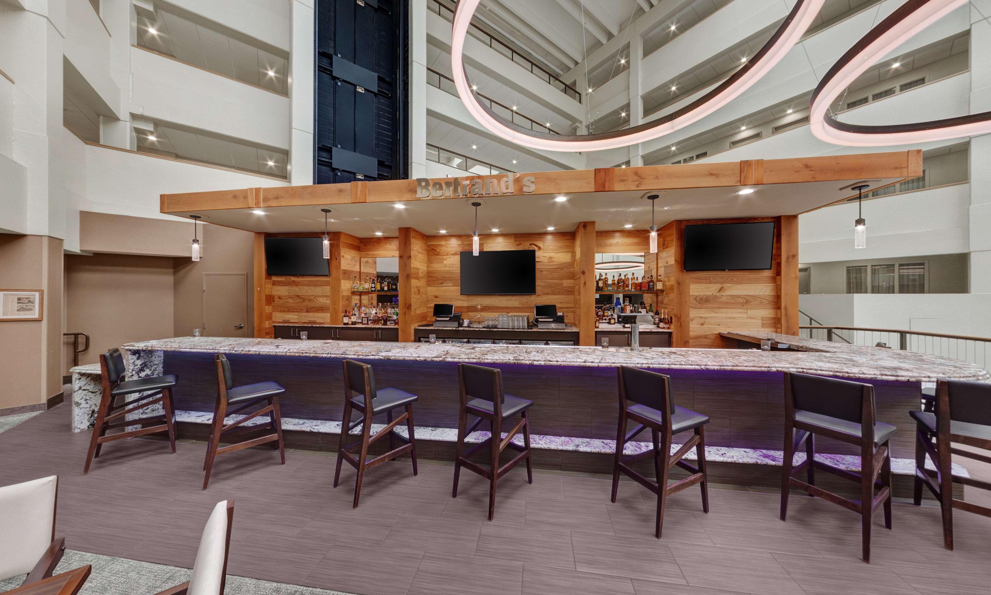 Embassy Suites By Hilton Milwaukee Brookfield Exterior photo