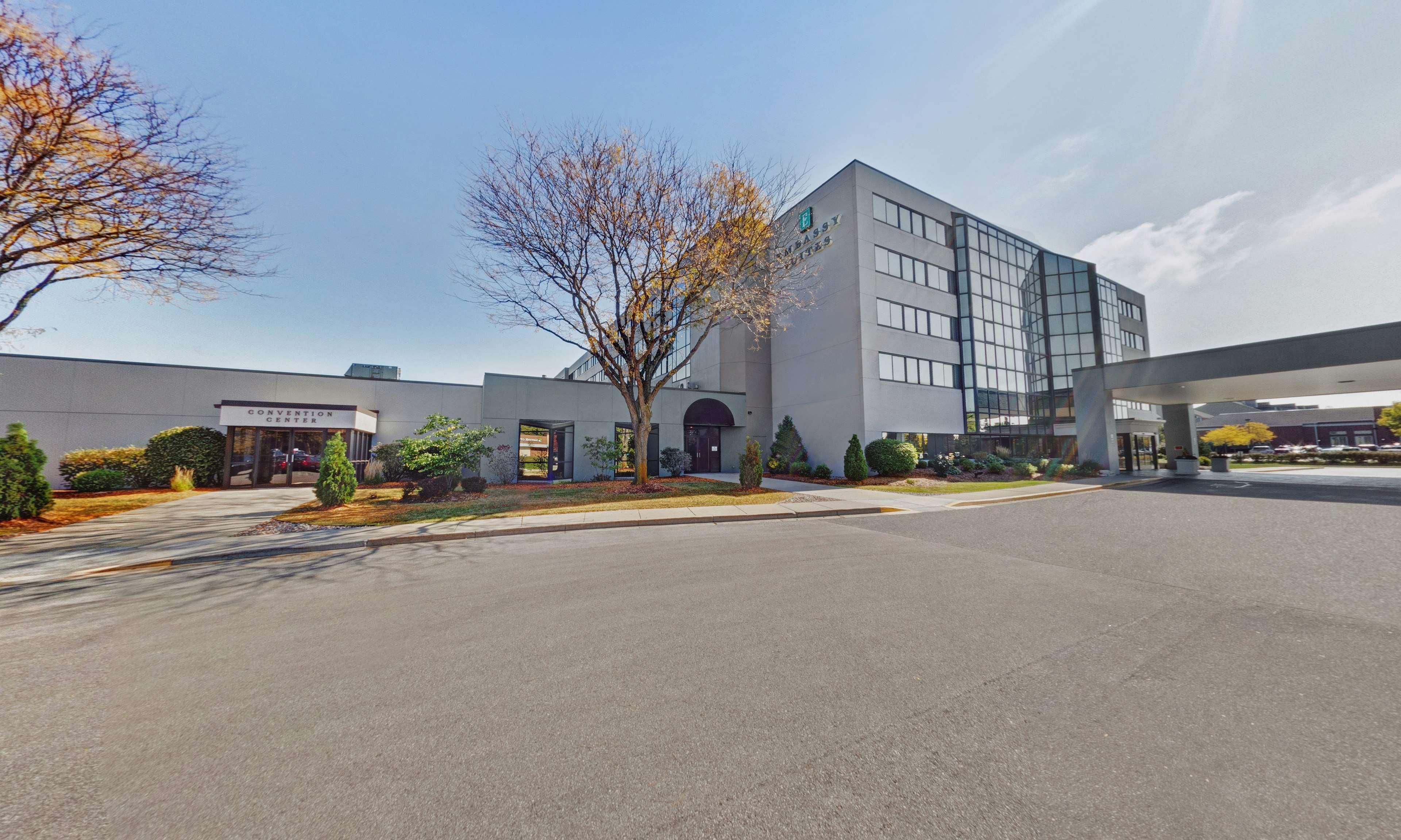 Embassy Suites By Hilton Milwaukee Brookfield Exterior photo