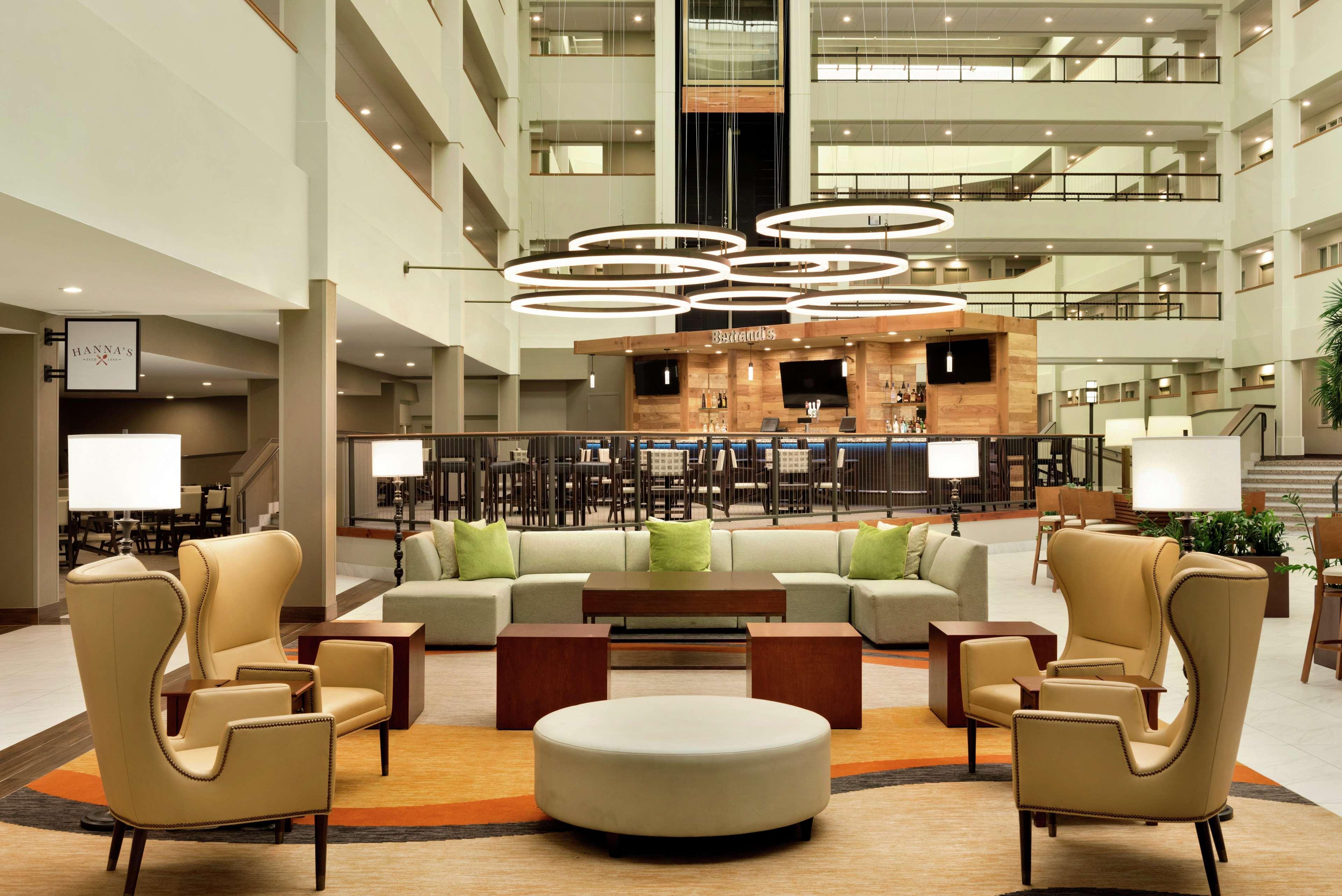 Embassy Suites By Hilton Milwaukee Brookfield Exterior photo