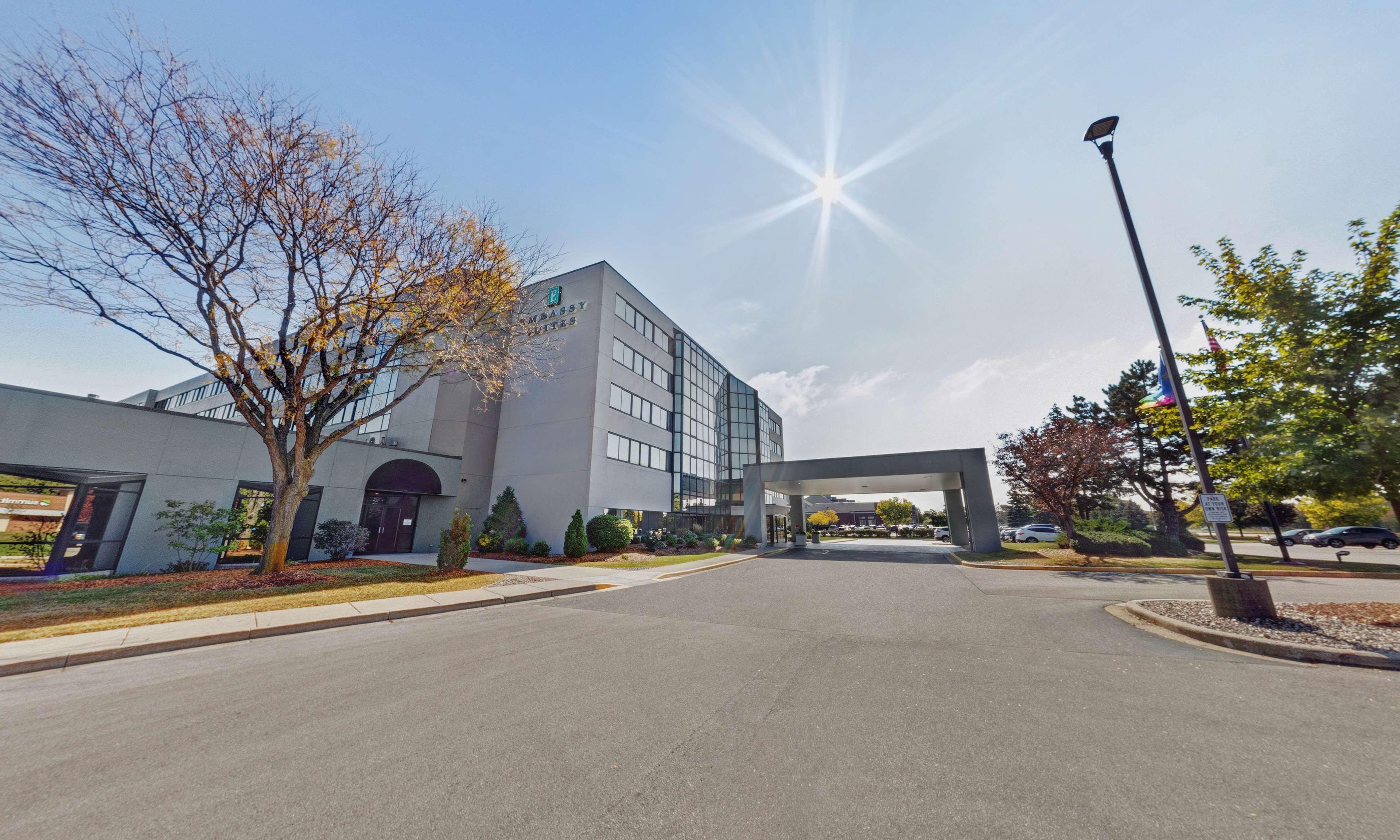Embassy Suites By Hilton Milwaukee Brookfield Exterior photo