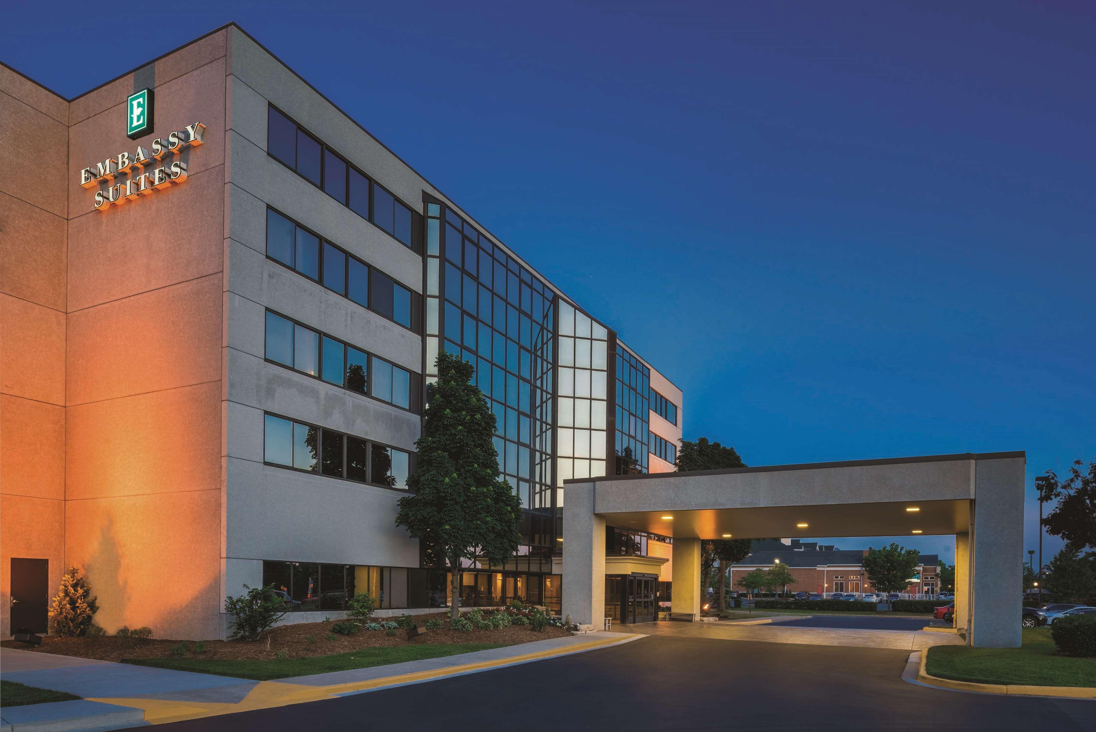 Embassy Suites By Hilton Milwaukee Brookfield Exterior photo