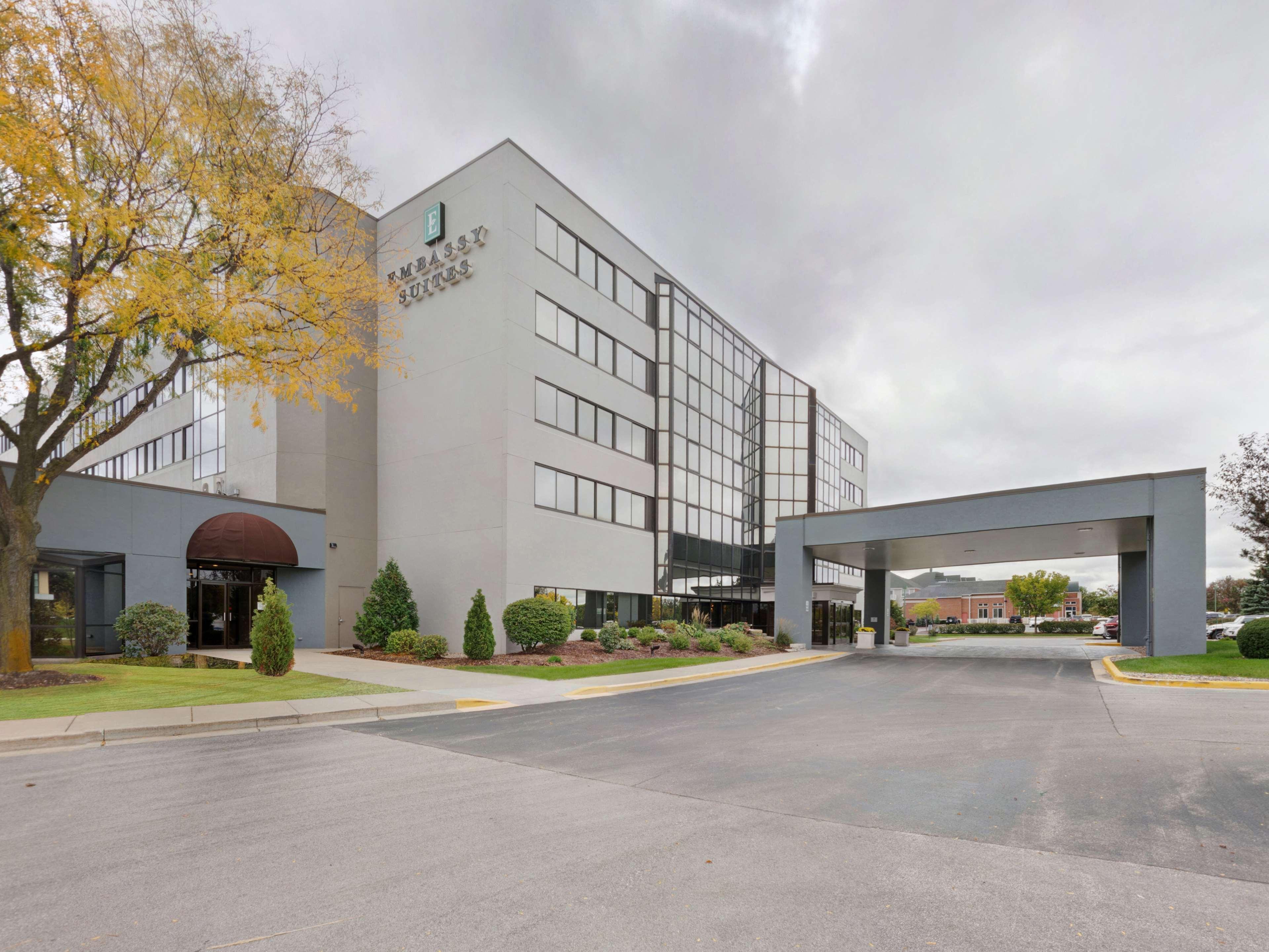 Embassy Suites By Hilton Milwaukee Brookfield Exterior photo