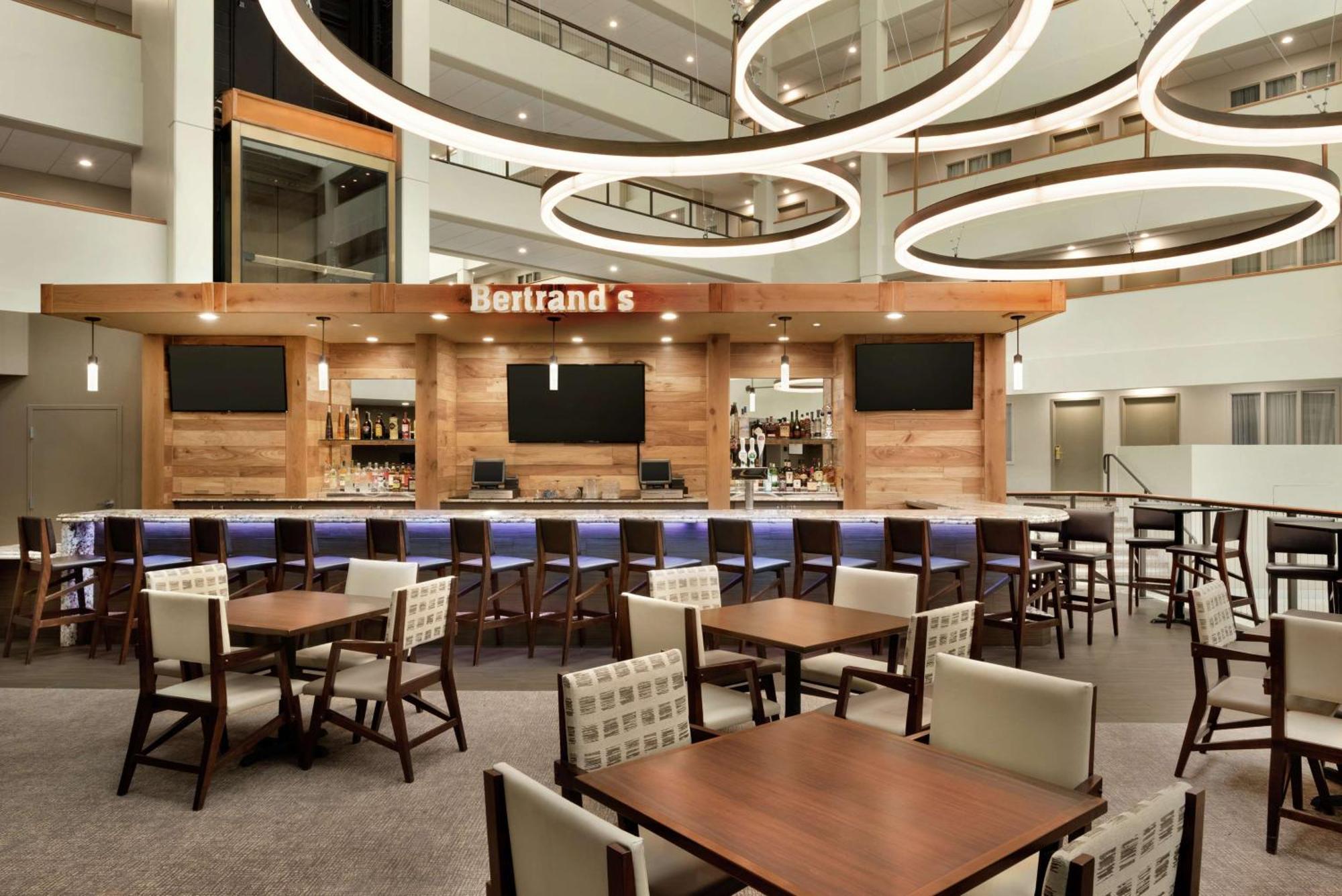 Embassy Suites By Hilton Milwaukee Brookfield Exterior photo