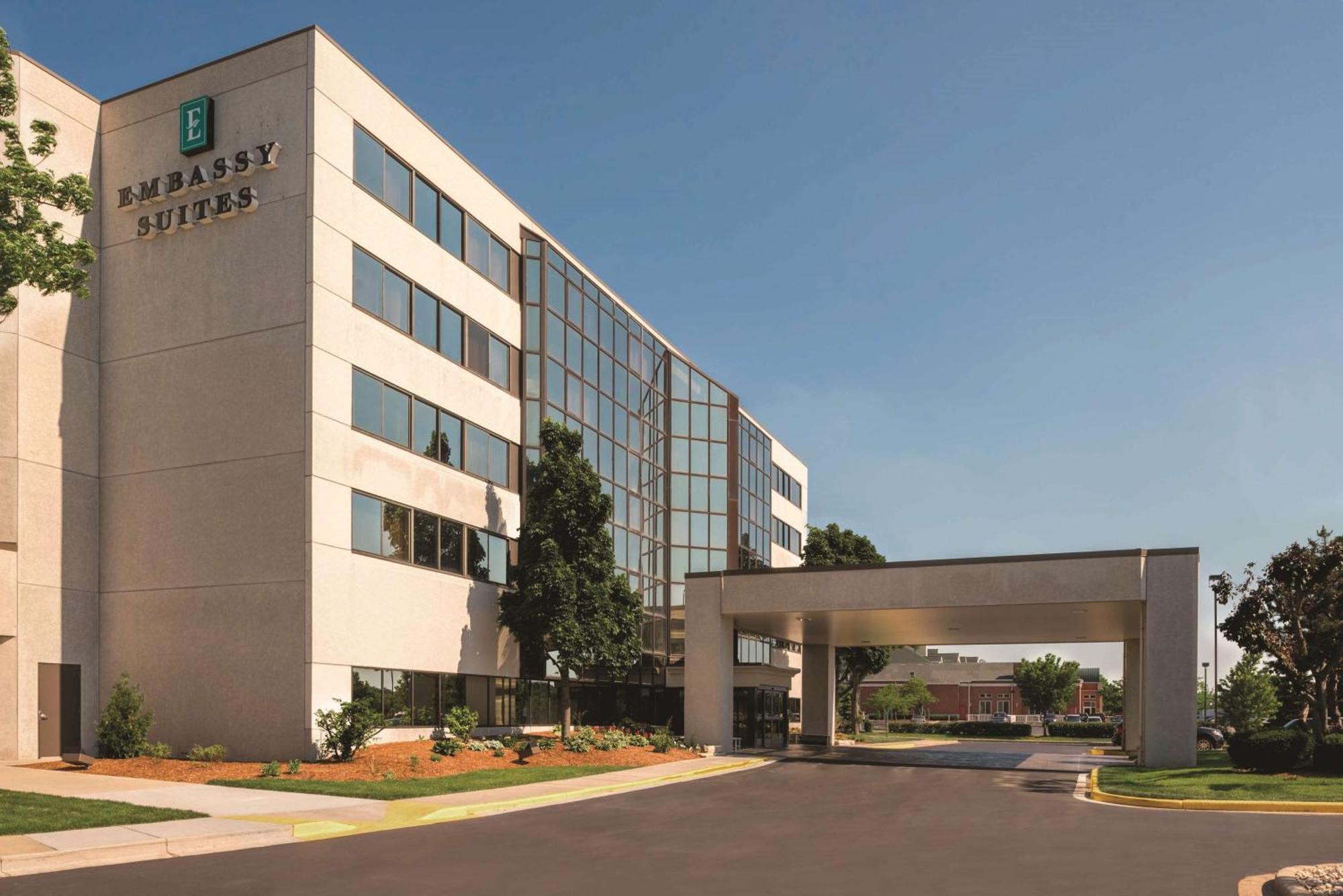 Embassy Suites By Hilton Milwaukee Brookfield Exterior photo