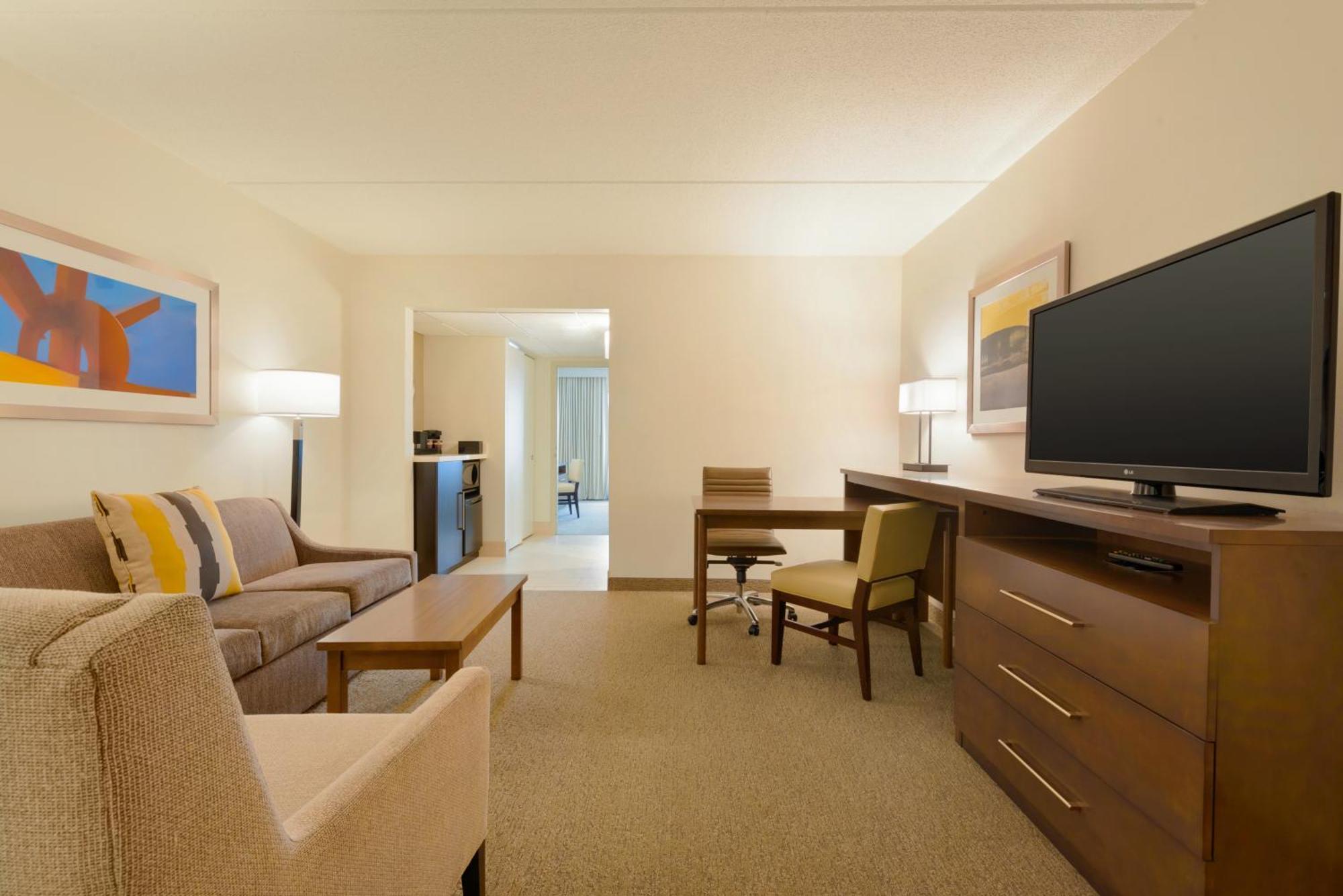 Embassy Suites By Hilton Milwaukee Brookfield Exterior photo
